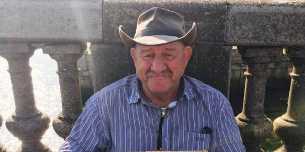 Danny, un SDF de 57 ans, assis sur le Pont Saint Esprit à Bayonne, demandait sur sa pancarte du travail. Son voeu a été exaucé.