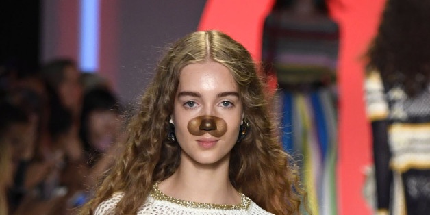 Les mannequins de ce défilé portent vraiment des filtres Snapchat