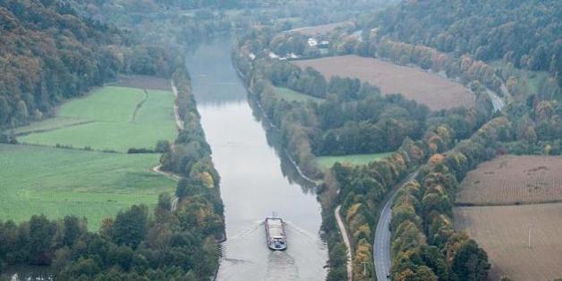 Zwei Crewmitglieder sind bei der Havarie eines Hotelschiffs auf dem Main-Donau-Kanal in Bayern getötet worden.