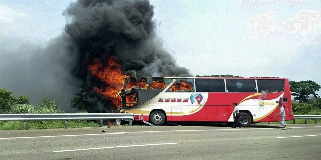 Der Bus brannte vollständig aus.