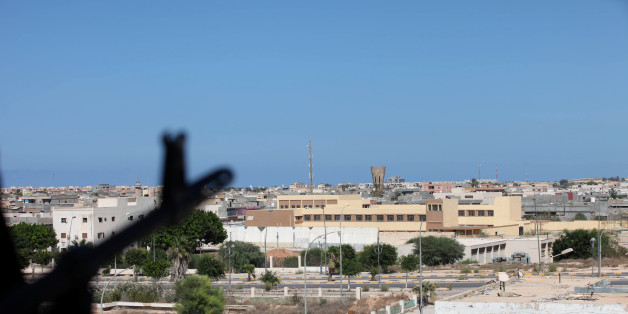 A Libyan fighter from Bonyan Marsous Brigades aims his weapon during a battle with the Islamic State fighters, in Sirte, Libya August 27, 2016. REUTERS/Hani Amara