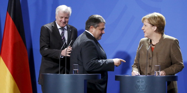 German Chancellor Angela Merkel (R), German Economy Minister Sigmar Gabriel (C) and Bavarian State Premier Horst Seehofer arrive to address the media before a meeting of German state leaders to discuss the migrant crisis at the chancellery in Berlin, Germany, November 5, 2015. REUTERS/Fabrizio Bensch