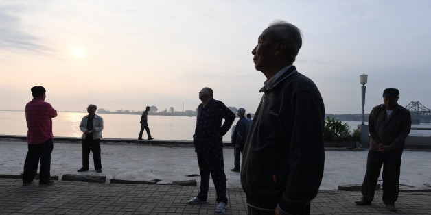 La rivière Yalu le 12 septembre 2016 entre la ville chinoise de Dandong et la ville nord-coréenne de Sinuiju