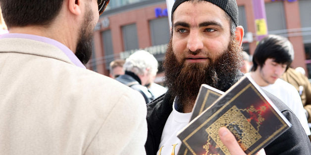 Muslim verteilt Koran in einer deutschen Innenstadt (Symbolbild)