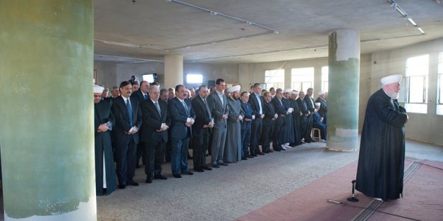 Bachar Al-Assad accomplissant la prière de l'Aïd dans la mosquée Saad ibn Moaz de Daraya