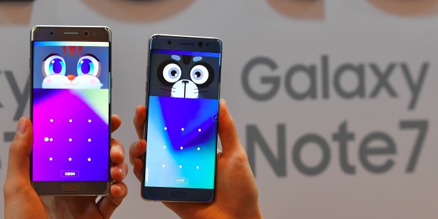 South Korean models show Samsung Electronics' Galaxy Note7 during a showcase to mark its domestic launch in Seoul on August 11, 2016.The Note7 will be available starting August 19, with a price of 988,900 won (897 USD) in South Korea. / AFP / JUNG YEON-JE (Photo credit should read JUNG YEON-JE/AFP/Getty Images)