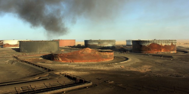 De la fumée s'échappe de terminaux de stockage pétroliers en Libye après des combats, le 9 janvier 2016 près de Ras Lanouf