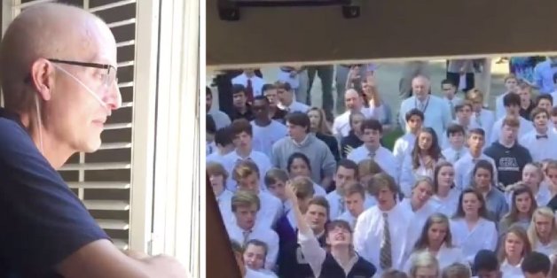 Schüler singen für Ben Ellis vor seinem Fenster.