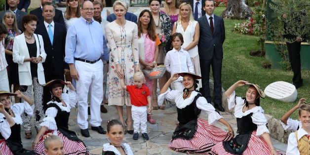 Fürst Albert II von Monaco mit seiner Ehefrau Charlene und ihrem Sohn Jacques