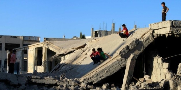 Des enfants jouent dans des ruines à Daraa, un fief rebelle dans le sud-ouest de la Syrie, le 12 septembre 2016