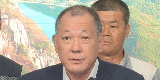 8월 22일 경북 성주군청 1층 대강당에서 김항곤 성주군수가 기자회견을 열고 있다.