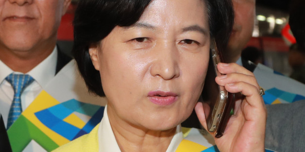 추미애 더불어민주당 대표가 13일 오전 서울 용산역에서 추석맞이 귀성 인사를 마친 뒤 최인호 부산시당 위원장과 전화통화하며 경주 지진 피해 상황을 보고 받고 있다.