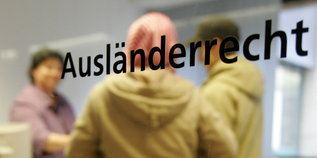 ** ARCHIV ** Eine Sachbearbeiterin der Auslaenderbehoerde in Stuttgart gibt am 21. November 2006 auslaendischen Mitbuergern Rechtsauskuenfte. Der Bundestag hat am Donnerstag, 14. Juni 2007, eine umfassende Reform des seit gut zwei Jahren gueltigen Zuwanderungsrechts beschlossen. Mit dem Gesetz sollen unter anderem mehrere zehntausend abgelehnte Asylbewerber die Chance auf einen gesicherten Aufenthaltsstatus in Deutschland erhalten. (AP Photo/Thomas Kienzle)