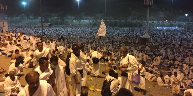 MECCA, SAUDI ARABIA - SEPTEMBER 24: Prospective pilgrims collect stones on their way to Jamarat to stone the devil as part of the annual Islamic Hajj pilgrimage during the first day of Eid Al Adha in Mecca, Saudi Arabia on September 24, 2015. (Photo by Sabri Celebioglu/Anadolu Agency/Getty Images)