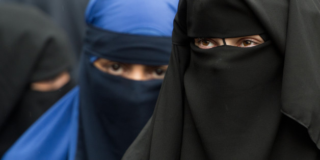 Niqab-Trägerinnen bei einer Salafisten-Demonstration in Düsseldorf