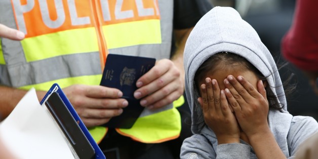 Ein Flüchtlingsmädchen bei einer Passkontrolle an der deutschen Grenze