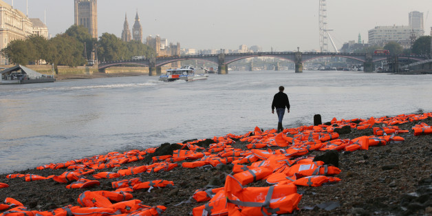 Am Ufer der Themse lagen plötzlich hunderte Rettungswesten.