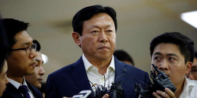 Lotte Group Chairman Shin Dong-bin is surrounded by reporters as he makes his way upon his arrival at Gimpo Airport in Seoul, South Korea, July 3, 2016. REUTERS/Kim Hong-Ji
