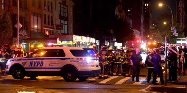 Policiers et pompiers sur les lieux de l'explosion qui s'est produite dans le quartier de Chelsea à New York, le 17 septembre 2016