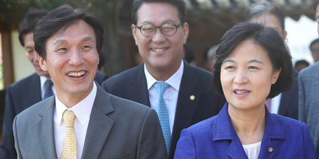더불어민주당 추미애 대표(앞줄 오른쪽)와 민주당 김민석 대표(앞줄 왼쪽)가 18일 오전 경기도 광주시 해공 신익희 선생 생가를 둘러보고 있다.