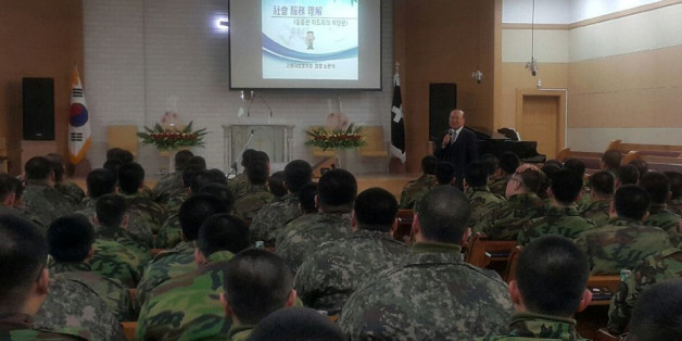 노관석 강원지방병무청장이 1월 13일 36사단 신병교육대에서 기초군사훈련 중인 사회복무요원 130여명을 대상으로 특강을 하고 있다.