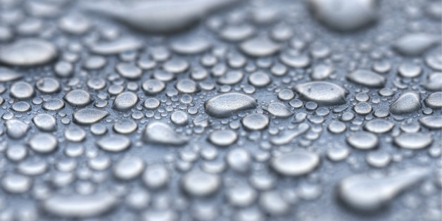 Quelques fines gouttes de pluie sur une plaque en alu, voila tout ce qu'il reste de cet orage..avec son odeur si particulière!