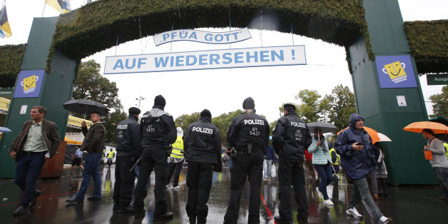Polizisten bewachen den Ausgang des 183. Oktoberfest in München, Deutschland September 17, 2016. REUTERS/Michaela Rehle