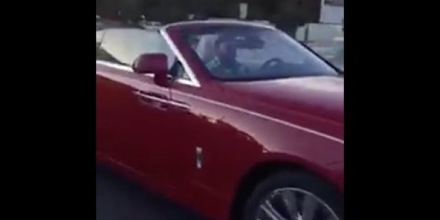 Mohammed VI s'offre un tour en décapotable à Marrakech (VIDÉO)