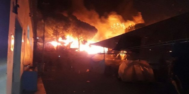 Tausende Flüchtlinge verlassen brennendes Lager in Lesbos, Feuer offenbar absichtlich gelegt