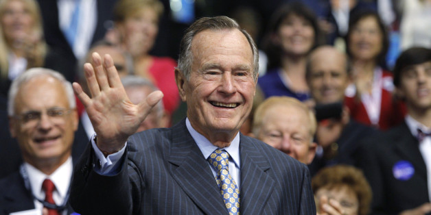 Former U.S. President George H.W. Bush reacts to the cheers of the crowd as he arrives at the second session of the 2008 Republican National Convention in St. Paul, Minnesota, September 2, 2008. REUTERS/Shannon Stapleton (UNITED STATES) US PRESIDENTIAL ELECTION CAMPAIGN 2008 (USA)