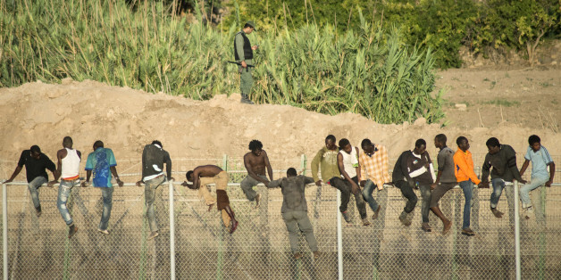 Des migrants africains tentent de traverser la frontière entre le Maroc et l'Espagne, dans l'enclave de Melilla, 2014.