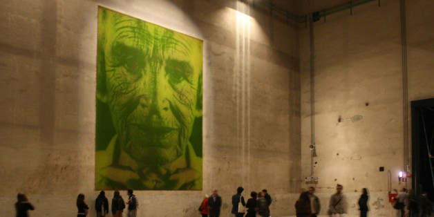 Heather Ackroyd et Dan Harvey développent des photos sur des murs végétaux.