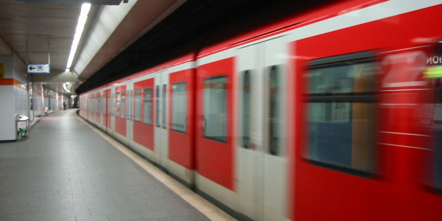 Münchener schlägt Kopftuchträgerinnen in U-Bahn - zum Glück geht ein Fremder dazwischen