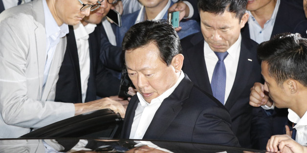 2천억원 규모의 배임·횡령 혐의 수사와 관련해 검찰에 피의자 신분으로 출석한 신동빈 롯데그룹 회장이 조사를 받고 21일 새벽 서울 서초동 중앙지검을 나서며 차량에 오르고 있다.