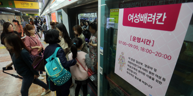 일 부산지하철 1호선 시청역 여성배려칸 플랫폼에서 여성 승객들이 승하차하고 있다. 부산교통공사는 이날부터 도시철도 1호선 5번째 객차를 '여성배려칸'으로 정식 운영한다.