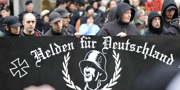 Teilnehmer eines "Heldengendenkmarsches" rechtsextremistischer Gruppierungen