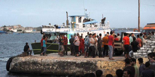 Des personnes rassemblées sur l'embarcadère du port de Rosette après le naufrage d'un bateau de migrants, le 21 septembre 2016 en Egypte