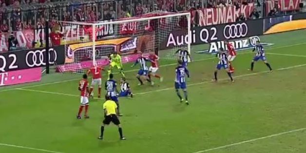 Triple crochet dans la surface, Franck Ribéry inscrit l'un des plus beaux buts de la saison