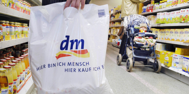 Kunden kaufen am Donnerstag, 23. Okt. 2003, in einem DM-Drogerie Markt in Erfurt ein. Auf Bilanzpressekonferenzen in Karlsruhe und Erfurt legt der zweitgroesste Drogeriemarkt Deutschlands an diesem Tag seine aktuellen Zahlen vor. Die 660 Filialen erwirtschafteten im Geschaeftsjahr 2002/2003 einen Umsatz von 2,046 Millionen Euro. Das Unternehmen beschaeftigt europaweit mehr als 20.000 Mitarbeiter. (AP Photo/Jens Meyer)