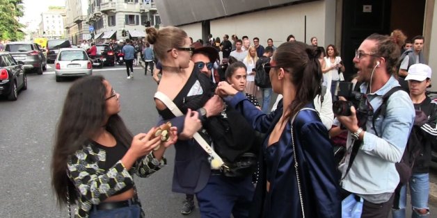 Quand un fan tente d'attraper Gigi Hadid, cette dernière montre qu'elle sait se défendre.