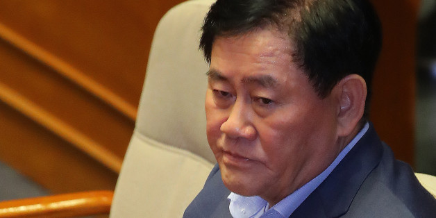 새누리당 최경환 의원이 23일 오후 국회 본회의장에서 열린 사회·교육·문화 분야 대정부 질문에 참석해 생각에 잠겨 있다.