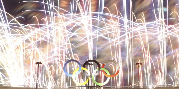 2016 Rio Olympics - Closing ceremony - Maracana - Rio de Janeiro, Brazil - 21/08/2016. The Olympics rings are seen as fireworks explode during the closing ceremony. REUTERS/Ricardo Moraes