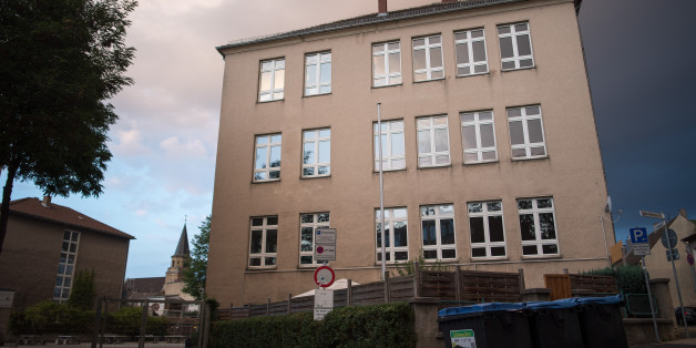 Ein Zwölfjähriger wurde in Euskirchen von einem Mitschüler lebensgefährlich verletzt . möglicherweise wegen eines Kartenspiels