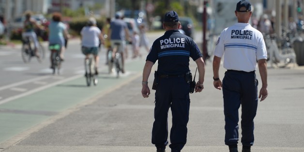 Des policiers municipaux patrouillent sur la Promenade des Anglais de Nice, le 18 juillet 2016.