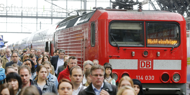 Fahrgäste am Bahnhof Frankfurt
