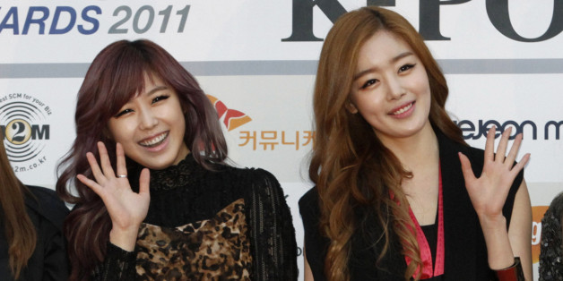 South Korean girl group Secret pose for photographers before the Gaon chart K-Pop award event in Seoul Feburuary 22, 2012. REUTERS/Kim Hong-Ji (SOUTH KOREA - Tags: ENTERTAINMENT)