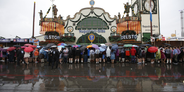 Regnerischer Start für die Wiesn.