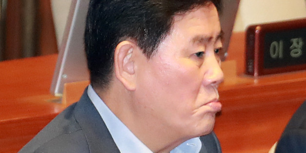 새누리당 최경환 의원이 23일 오후 국회 본회의장에서 열린 교육·사회 분야 대정부질문에 참석해 생각에 잠겨 있다.