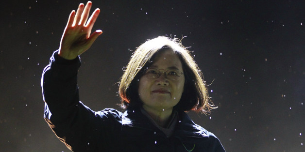 Taiwan's Democratic Progressive Party (DPP) Chairperson and presidential candidate Tsai Ing-wen greets supporters as she takes the stage during a final campaign rally ahead of the elections in Taipei, Taiwan, January 15, 2016. REUTERS/Pichi Chuang