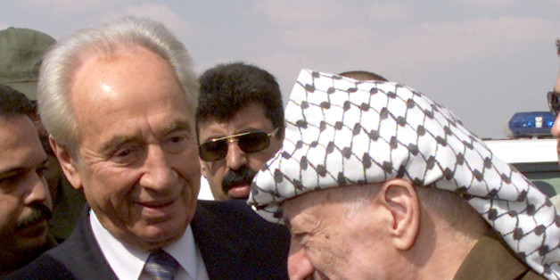 Shimon Perez avec Yasser Arafat, le 26 septembre 2001 à Rafah